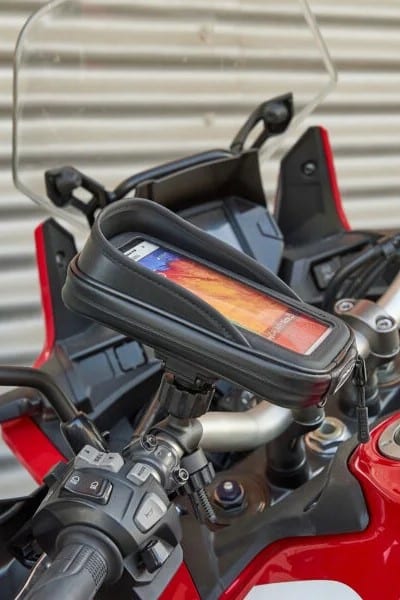 Support téléphone fixé sur le guidon de cette moto rouge