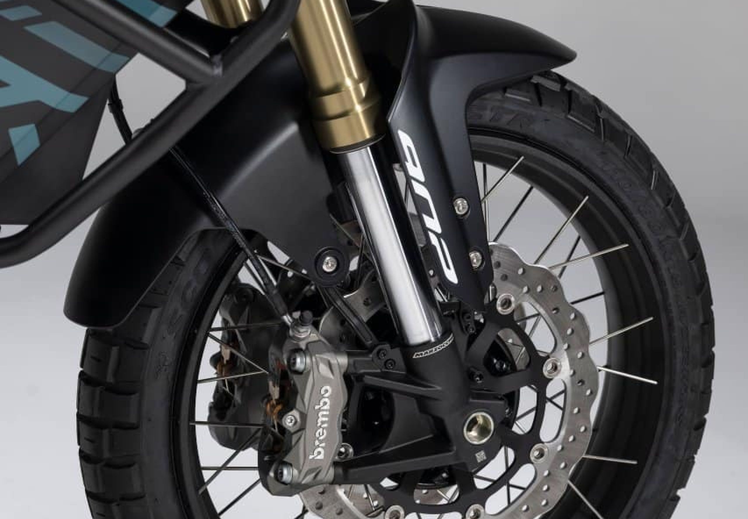 TRK 902 XPLORER est equipé d'une roue avant en 19 pouces et chaussé en pneu Pirelli