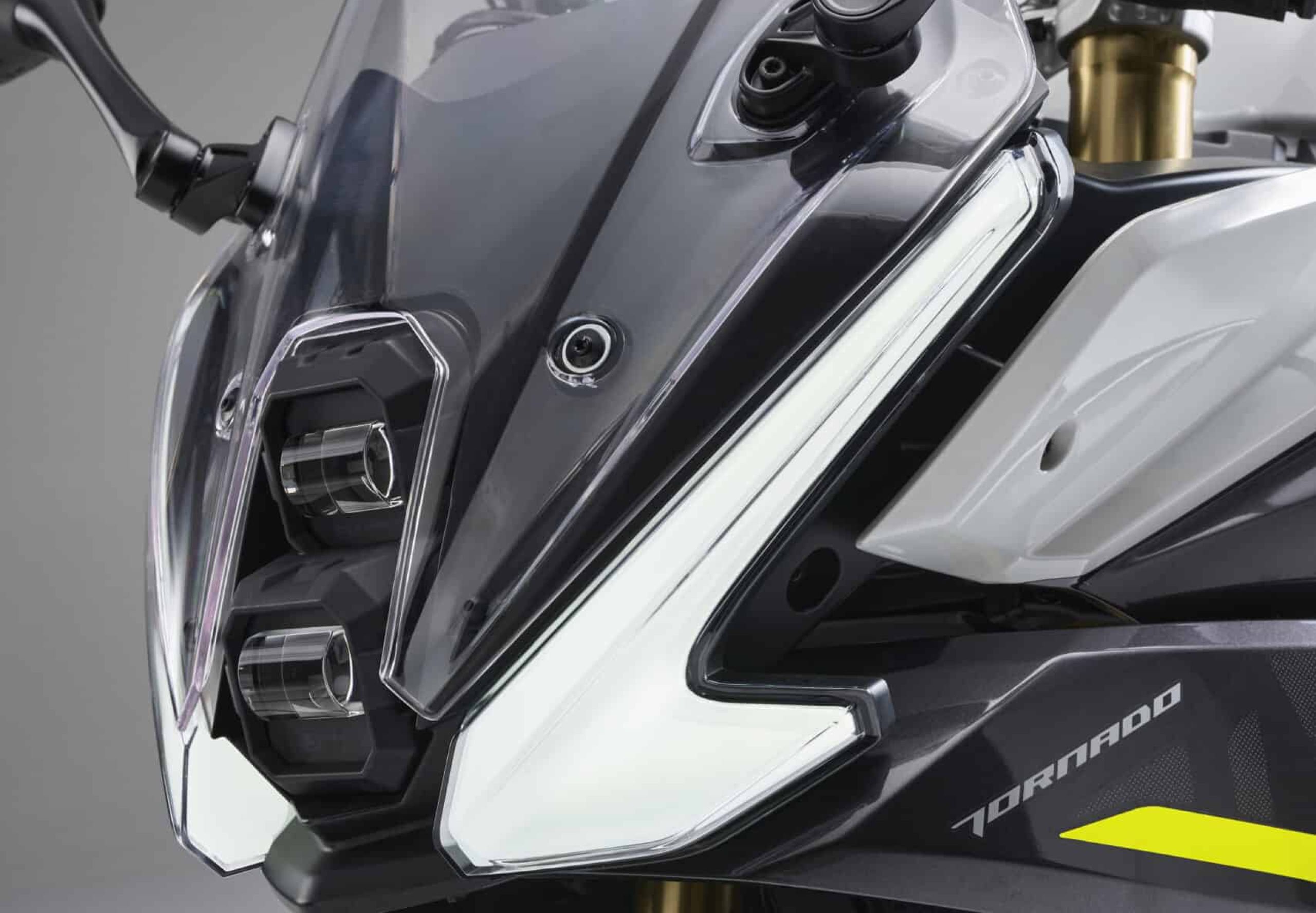 La Tornado 550 arbore une face avant agressive à LED intégrant des feux diurnes verticaux en forme de « dents de lion » — un clin d’œil au logo de Benelli.
