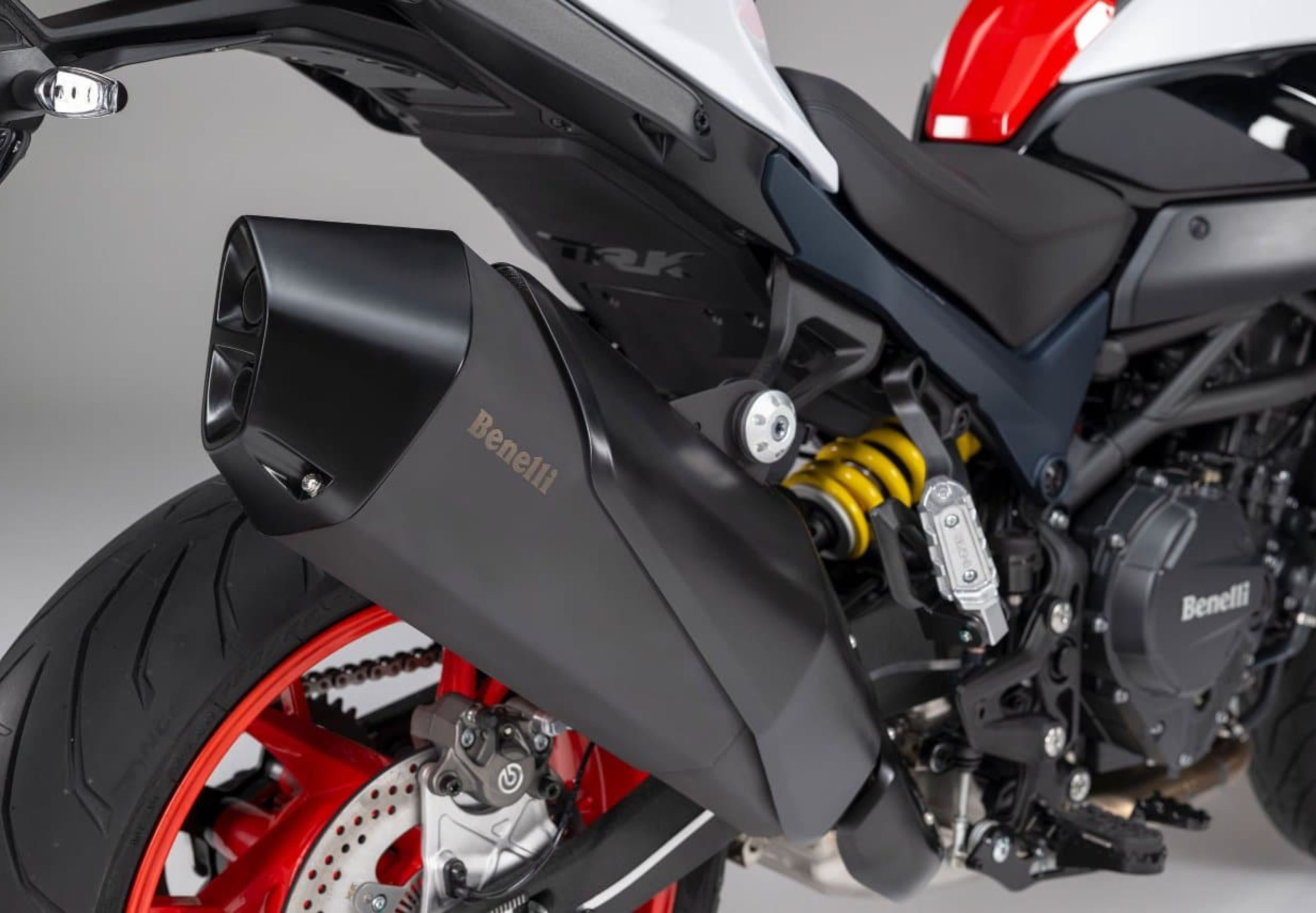 Benelli TRK 902 Stradale E5+ avec échappement, moteur bicylindre et suspension arrière.