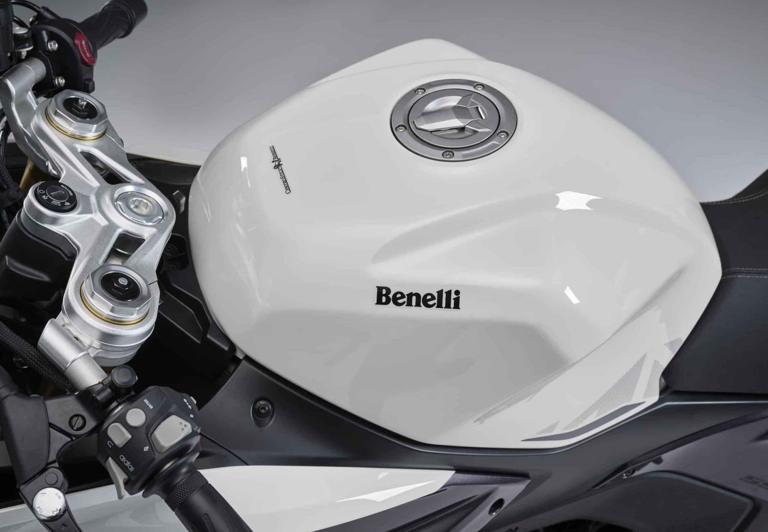 Le réservoir de la Benelli Tornado 550 a une capacité de 16,5 litres. Cette contenance permet une autonomie d'environ 410 kilomètres grâce à une consommation moyenne mesurée à 4 litres aux 100 kilomètres.