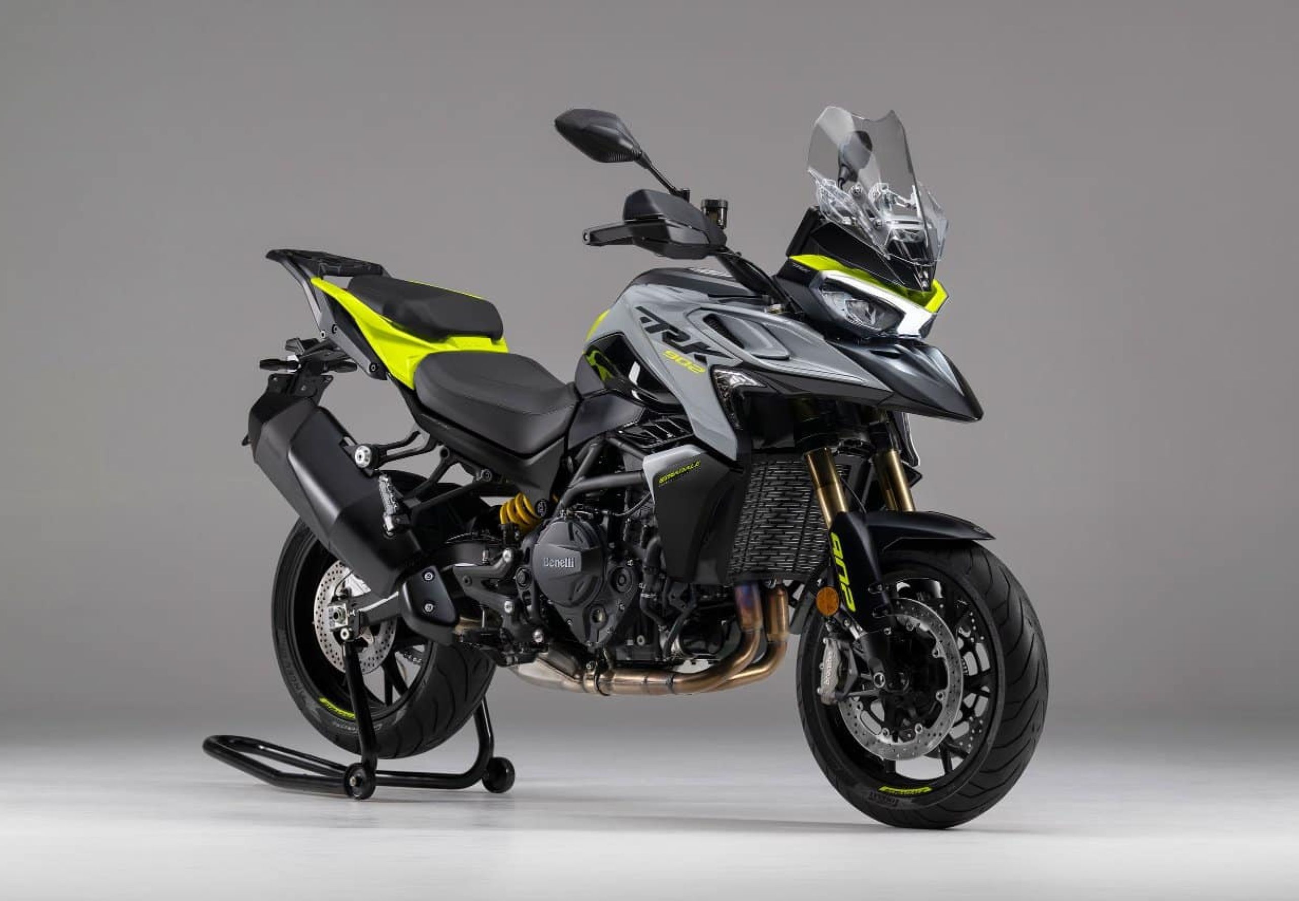 Conçue pour voyager loin La TRK 902 Stradale a été développée pour les motards qui recherchent le confort sur les longues distances. La bulle réglable électriquement offre une excellente protection contre le vent, tandis que la position de conduite naturelle, la selle confortable et le réservoir de 21 litres permettent d’enchaîner les kilomètres en toute sérénité.