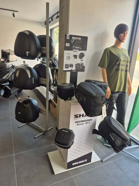 Présentation de la gamme de bagagerie moto SHAD Click System en magasin chez FPMoto