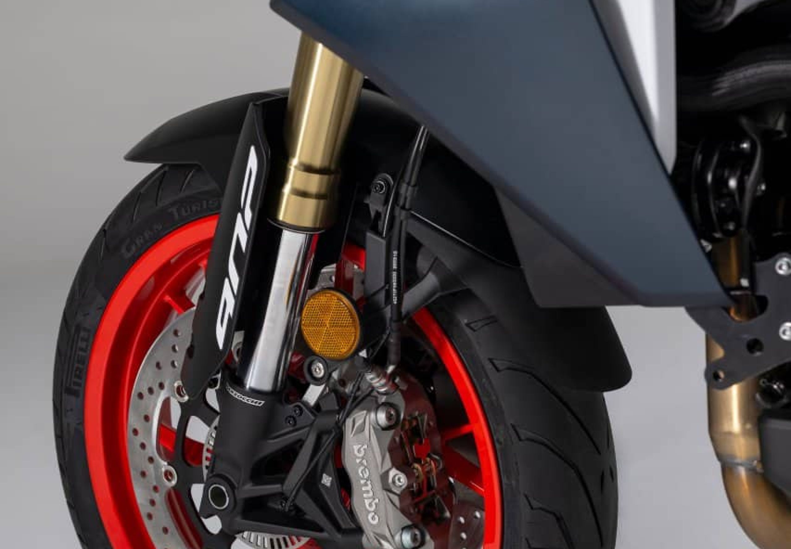 Voici la Fourche téléscopique inversée ø 43 mm de cette TRK 902 STRADALE, avec son freinage Double disques de ø 320 mm avec étriers flottants à 4 pistons et ABS