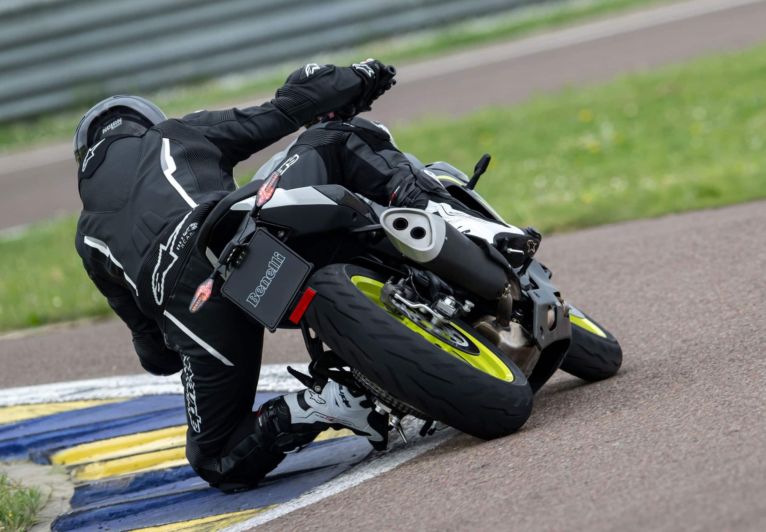 La Tornado 550 est une sportive d'accès de 554 cm³ développant 56 ch pour 198 kg. Sur piste, elle se montre facile et intuitive pour les débutants. vu de l'arrière