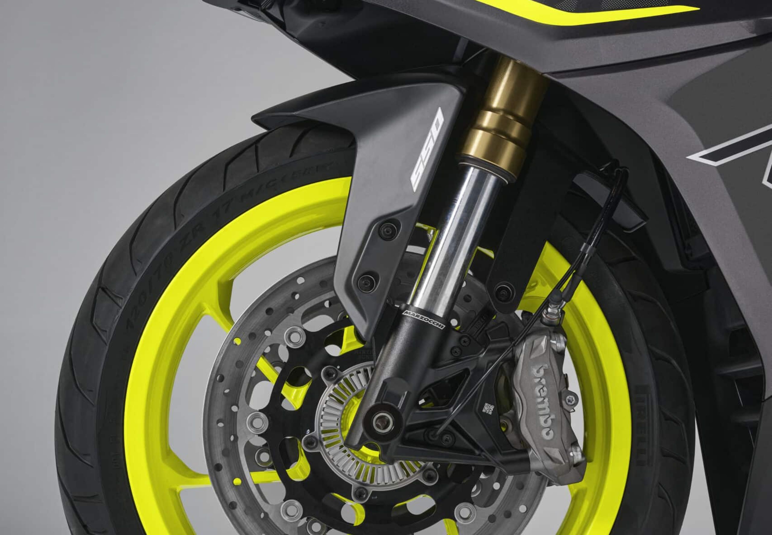 Voici la jante avant de la Tornado 550, avec une taille de pneu avant 120/70 - ZR17 et son frein avant en Double disques semi-flottants de ø 320 mm avec étriers à 4 pistons et ABS