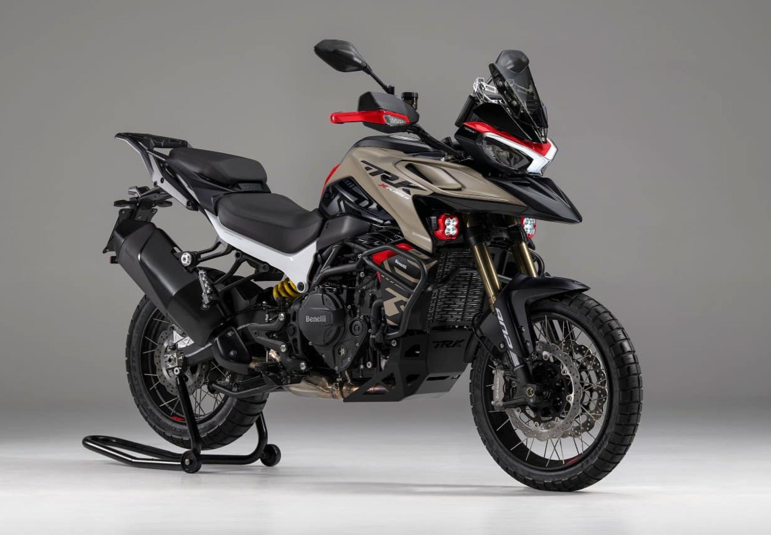 TRK 902 XPLORER couleur sable et rouge avec roue de 19 pouces et des pneus Pirelli Scorpion Rally STR